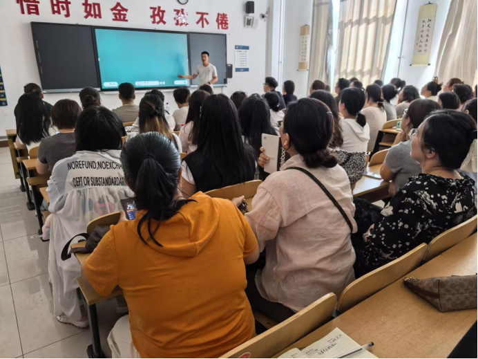 学校开展智慧黑板使用集中培训